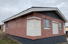 Фасадные термопанели  с плиткой гладкий кирпич: белый цвет и баварская кладка (красный, коричневый и красно-коричневый)