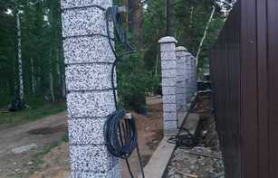 Заборный блок из окрашенного щебня 400х300х200 мм