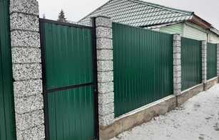 Заборный блок из окрашенного щебня 400х300х200 мм