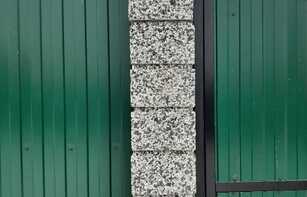 Заборный блок из окрашенного щебня 400х300х200 мм