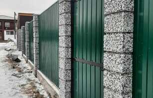 Заборный блок из окрашенного щебня 400х300х200 мм