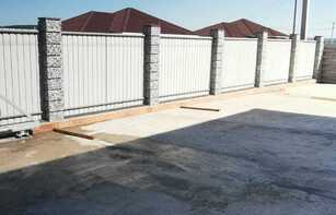 Заборный блок с цветным щебнем 300х300х200 мм