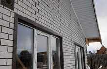 Фасадные термопанели белый кирпич с вкраплениями, коричневый фон, темные углы. Фундамент - панели с коричневой мраморной крошкой