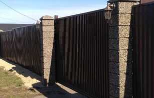 Заборный блок из окрашенного щебня 400х300х200 мм