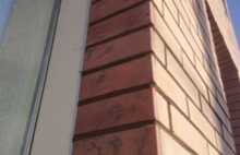 Фасадные термопанели с плиткой гладкий желто-оранжевый кирпич. Углы и окна - плитка гладкий красно-черный кирпич, коричневая затирка швов