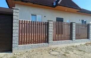 Заборный блок с цветным щебнем 300х300х200 мм