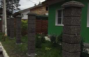 Заборный блок с цветным щебнем 300х300х200 мм