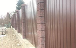 Заборный блок с цветным щебнем 300х300х200 мм