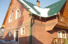 С красно - черным и коричнево - черным кирпичом в процессе монтажа